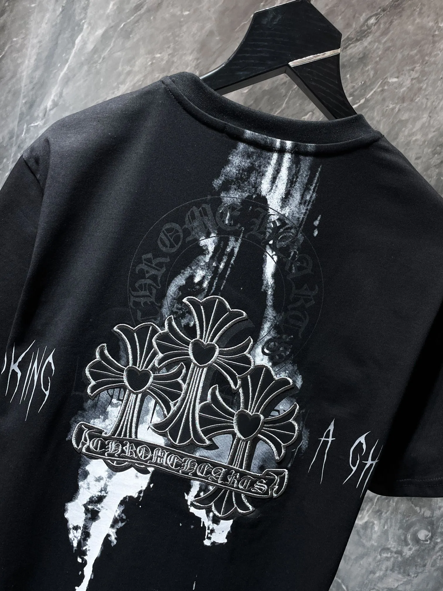P164 New Chrome Hearts 24ss for summer. High-weight, environmentally friendly, high-quality top-grade fabric. 280g. Crocodile hoof embroidery, overlapping cross, spray-printed short sleeves. Imported environmentally friendly glue printing and dyeing. Counter synchronization. 1:1 replica version. Recommended color: black white. Size: S, M, L, XL